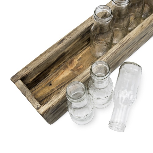 caja de madera con jarrones de cristal
